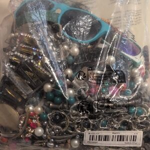 Broken Jewelry Crafts Bundle Beads / Necklaces / Bracelets /‎ Sunglasses